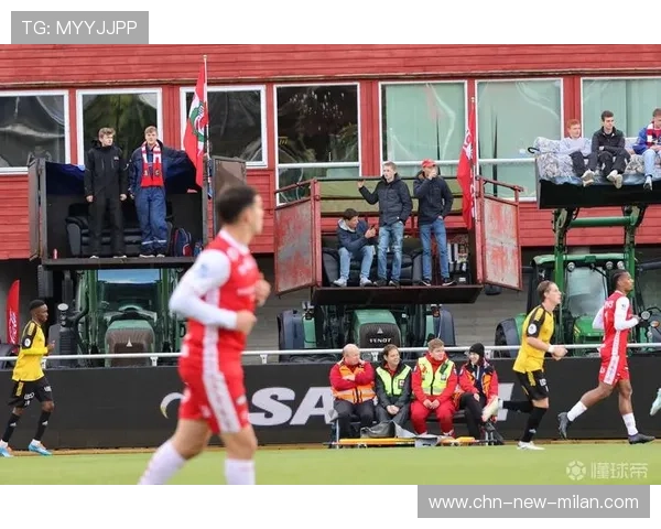 哈兰德赞助小镇青训服装，细节暖到粉丝心里